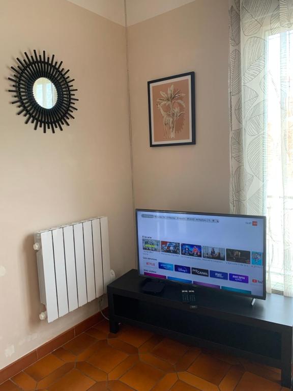 Telewizja i/lub zestaw kina domowego w obiekcie « Le refuge » charmant,proche zoo et centre ville