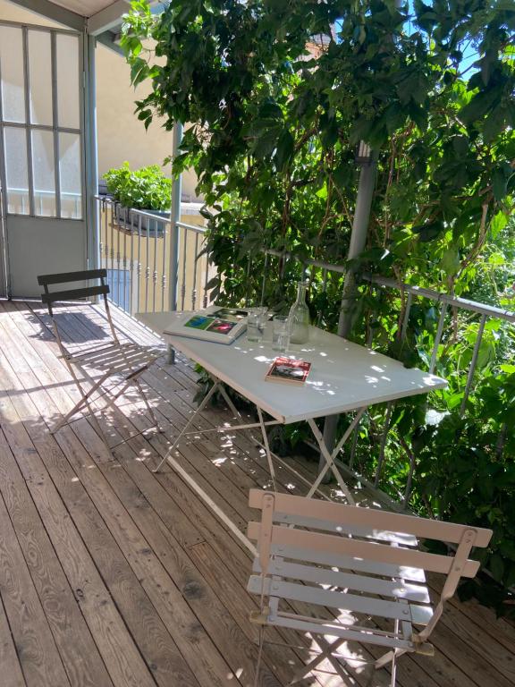 einen Tisch und zwei Stühle auf einer Terrasse in der Unterkunft Le Pied de Ville Pouzenc in Embrun
