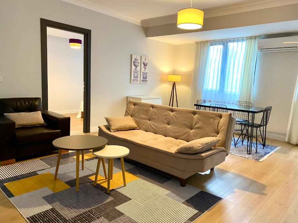 ein Wohnzimmer mit einem Sofa und einem Tisch in der Unterkunft New Apartment by MSuites in Kadikoy 01 in Istanbul