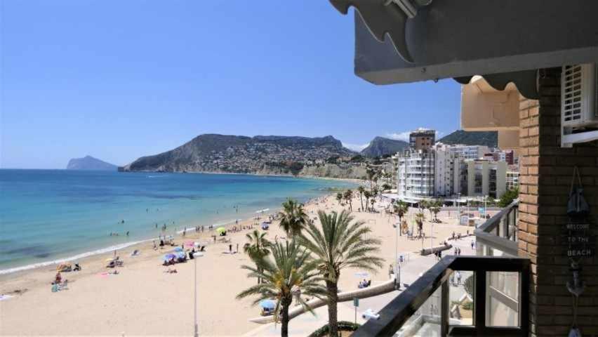 a beach with a bunch of people on it at Calpemar Vistas panorámicas a la playa 4º piso in Calpe