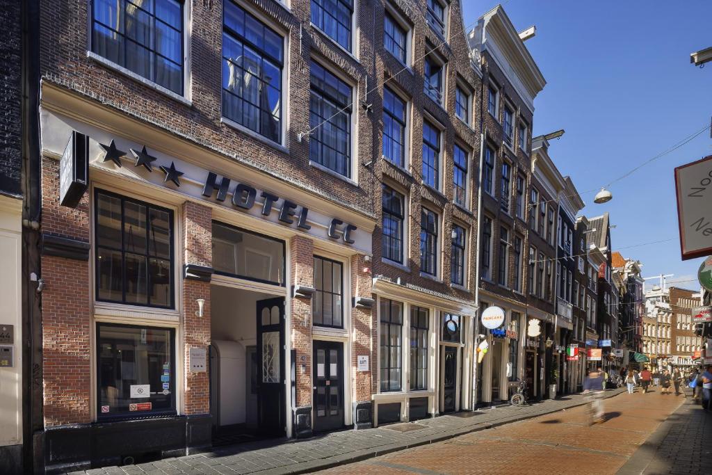 una fila de edificios en una calle de la ciudad en Hotel CC, en Ámsterdam