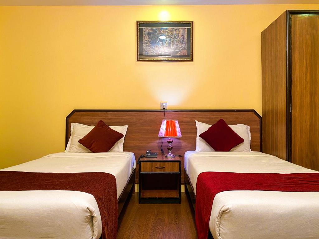 Postel nebo postele na pokoji v ubytování Thamel Grand Hotel