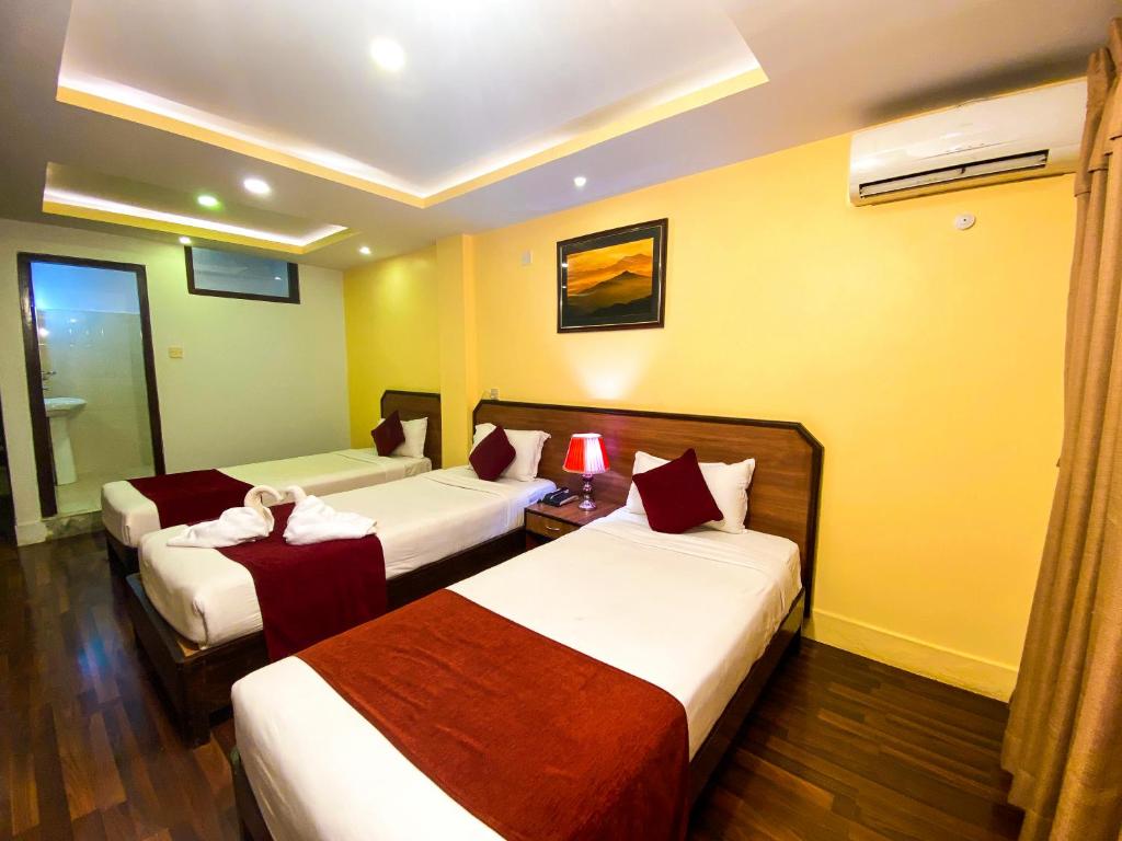 Postel nebo postele na pokoji v ubytování Thamel Grand Hotel