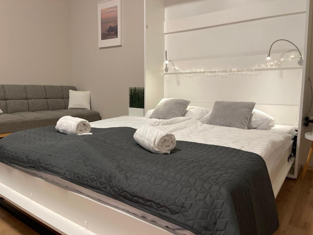 1 dormitorio con 1 cama grande y toallas. en Urban Spirit 2 Apartment en Budapest