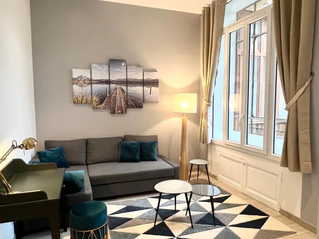 uma sala de estar com um sofá e uma mesa em T2 Hyper centre 3 étoiles Rue des Bains em Aix-les-Bains