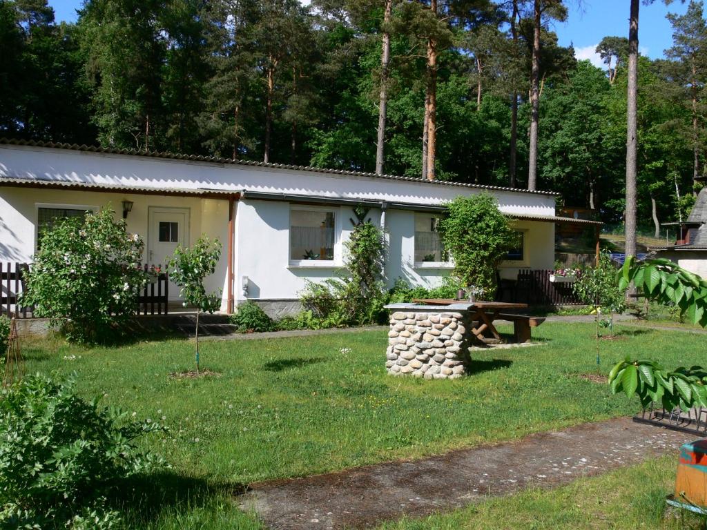 Ce cottage dispose d'une table de pique-nique dans la cour. dans l'établissement Ferienhäuser Heideröslein, à Fürstenberg-Havel
