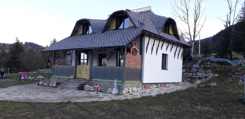 una pequeña casa con techo en la parte superior en Baladă de Rarău, en Câmpulung Moldovenesc