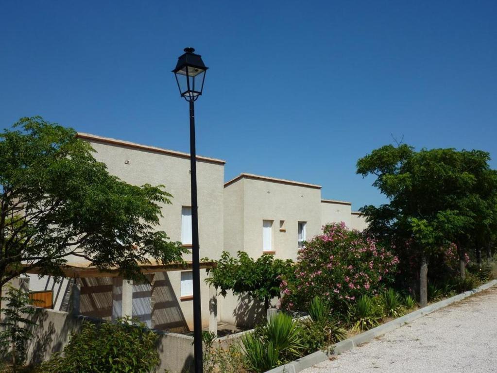 una luz de la calle frente a un edificio en Rouvenac 