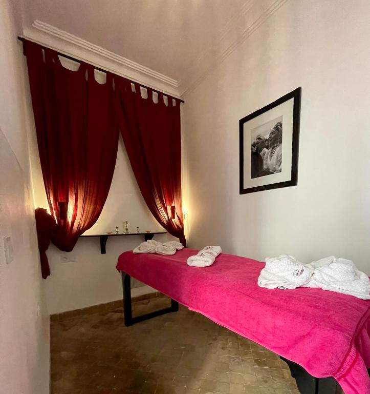 Postel nebo postele na pokoji v ubytování Riad Dar Foundouk and Spa