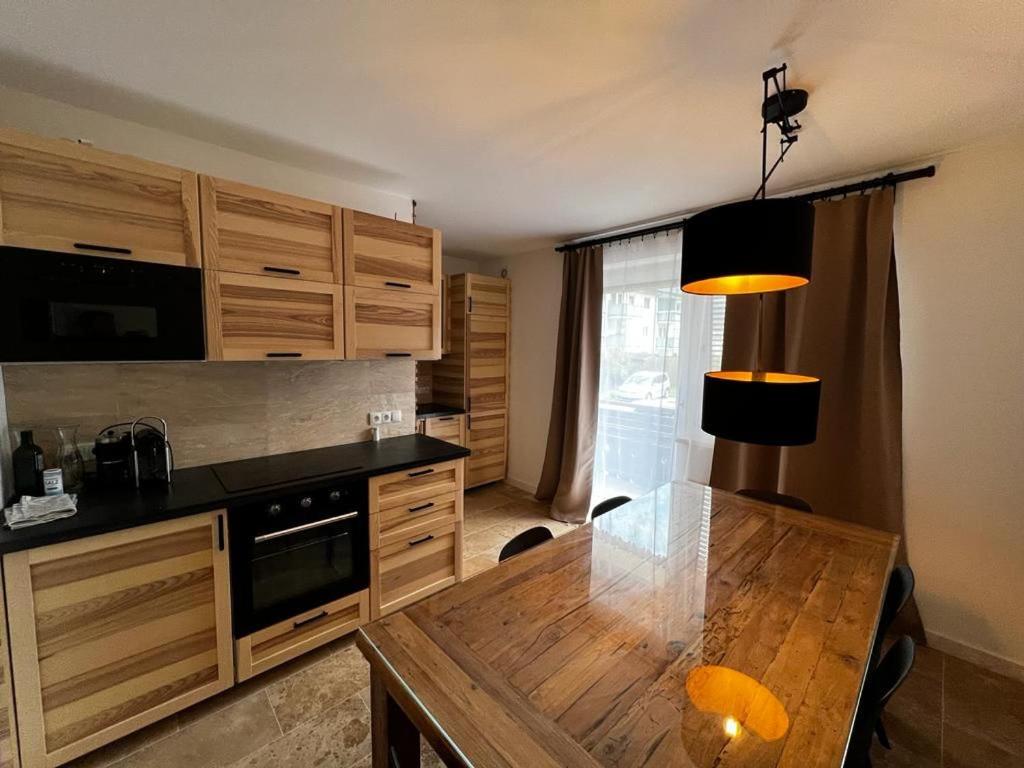 cocina con armarios de madera y mesa de madera en WM ENNSTAL, en Schladming
