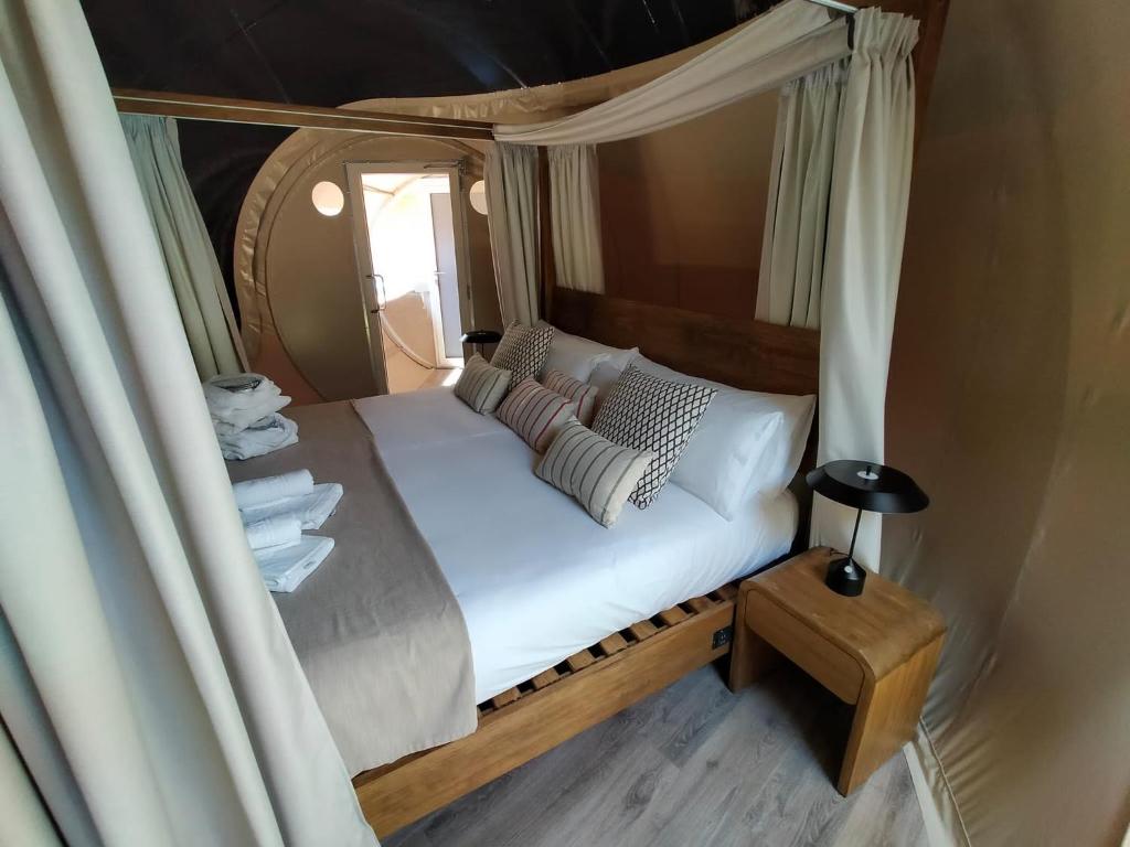 Cama pequeña en habitación con dosel en Bahía de Ávalos, en San Sebastián de la Gomera