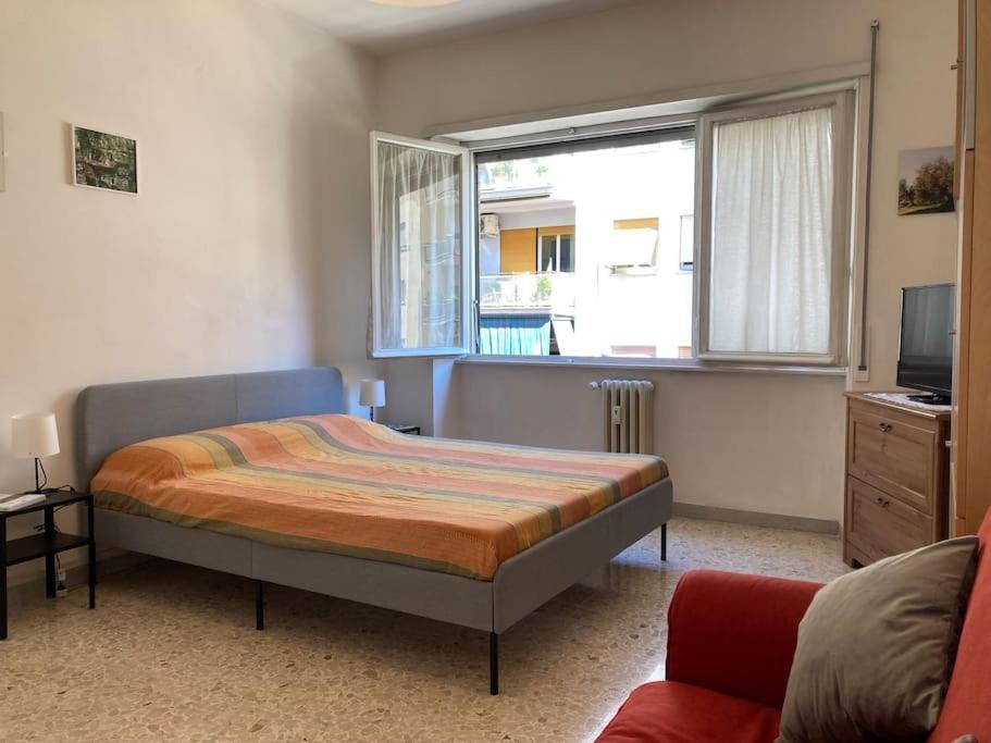ローマにあるCaffarella Park, scrumptious 2+2, Wifi, near Metroのベッドルーム(ベッド1台、窓付)