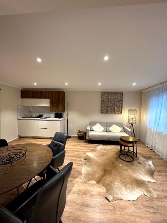 a living room with a table and a couch at Stadtvilla Apartments Ferienwohnungen Weinsberg in Weinsberg