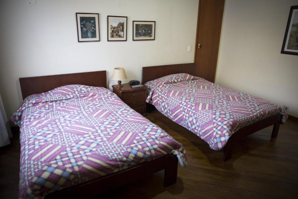 Postel nebo postele na pokoji v ubytování Hostal Bogotá Real