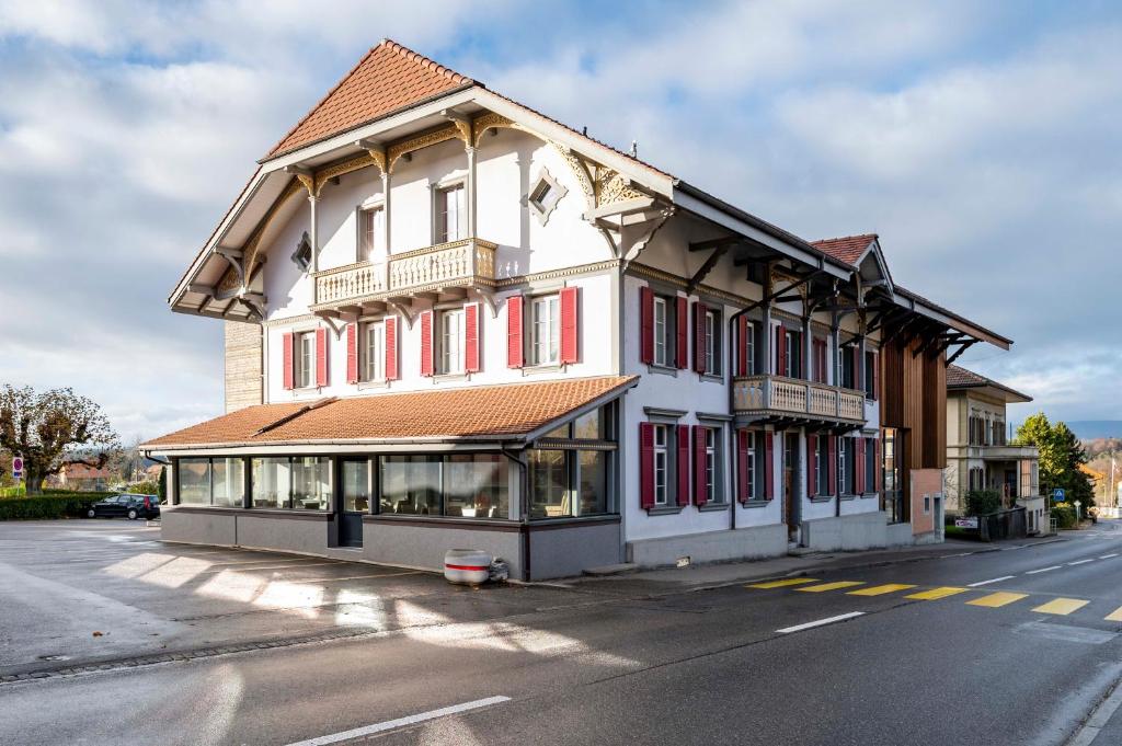 a building on the side of a street at Hotel Ochsen Rapperswil/BE in Rapperswil