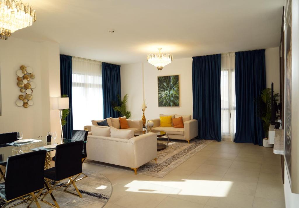 una sala de estar con sofás y una lámpara de araña. en Madinat Jumeirah Living, en Dubái