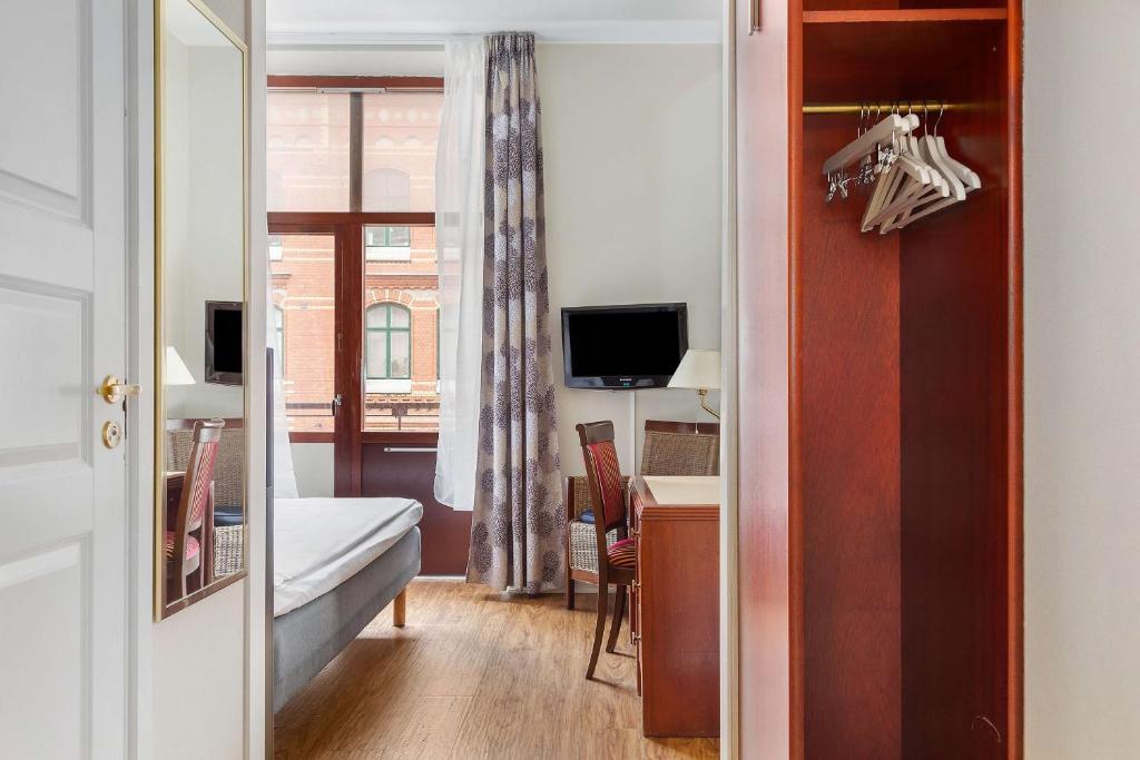 TV a/nebo společenská místnost v ubytování Best Western Tidbloms Hotel