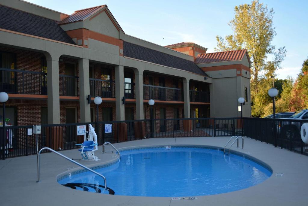 Super 8 by Wyndham Huntersville/Charlotte Area photo