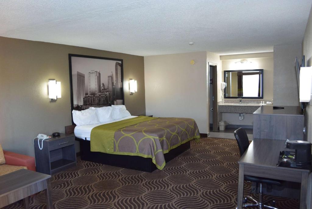 Super 8 by Wyndham Huntersville/Charlotte Area photo