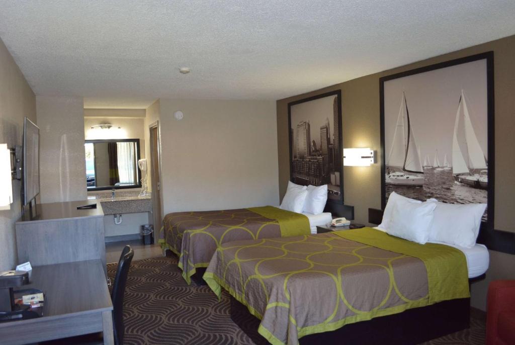 Super 8 by Wyndham Huntersville/Charlotte Area photo