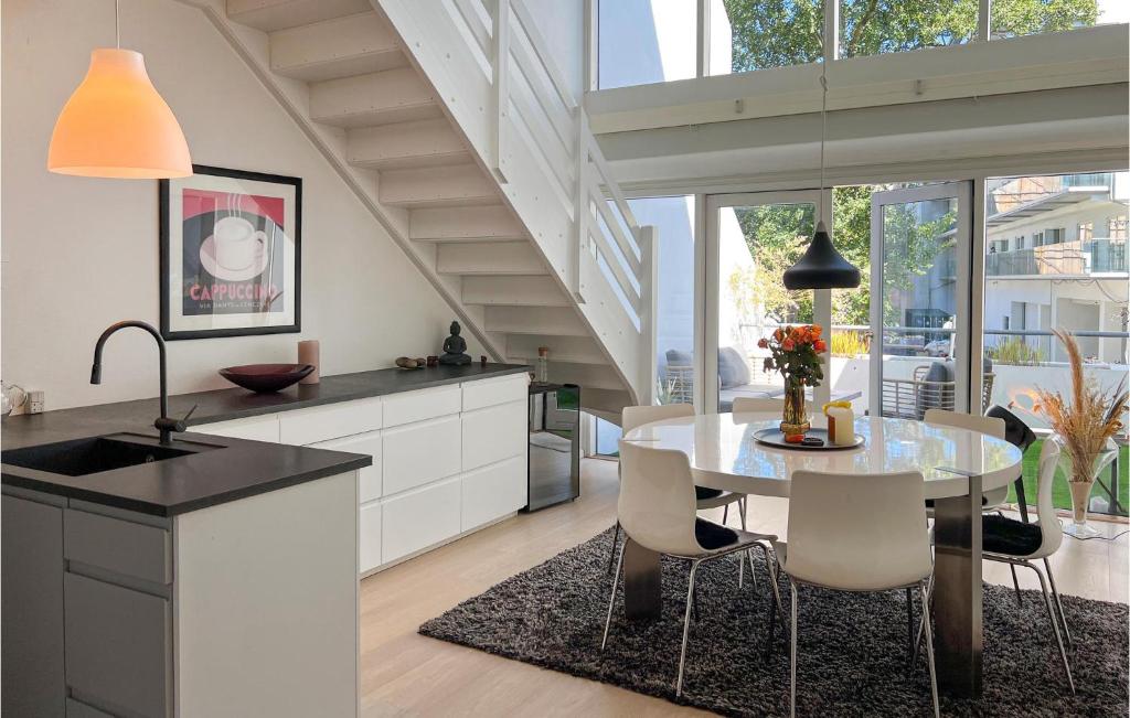eine Küche mit einem Tisch und Stühlen im Zimmer in der Unterkunft Beautiful Apartment In Helsingr With Wifi in Helsingør
