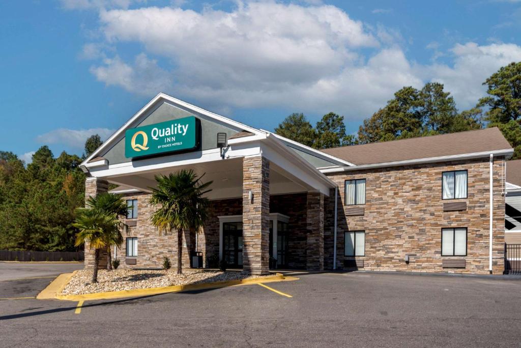 un panneau d'hôtel à billes à l'avant d'un bâtiment dans l'établissement Quality Inn Phenix City Columbus, à Phenix City