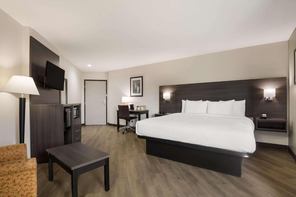 Quality Suites Tulsa I-44 photo