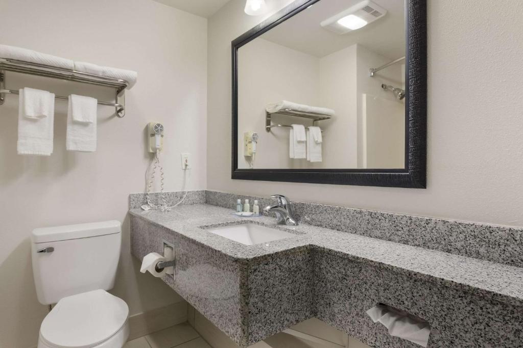 Quality Suites Tulsa I-44 photo