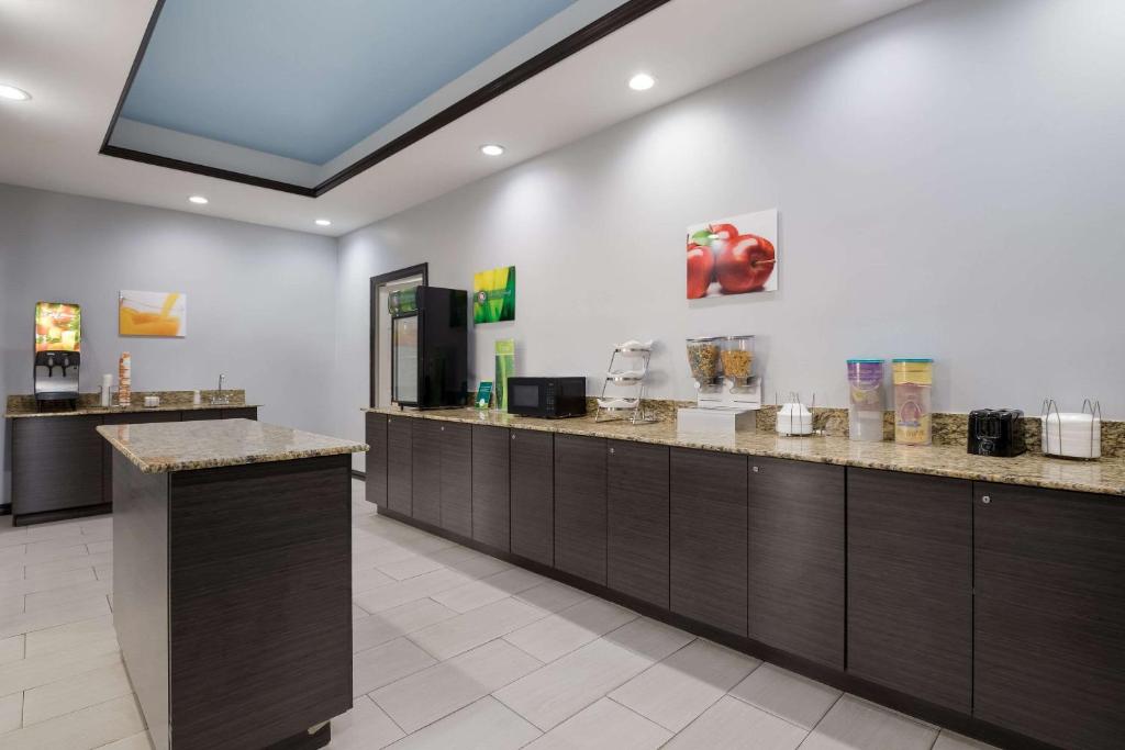 Quality Suites Tulsa I-44 photo