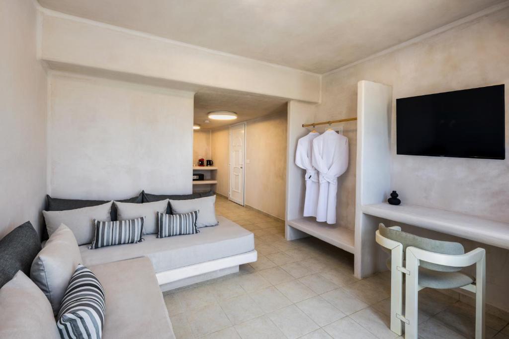 TV a/nebo společenská místnost v ubytování Aelia Luxury Suites