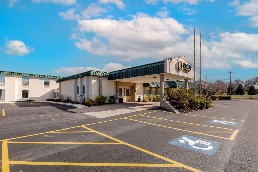 un estacionamiento frente a un concesionario en Quality Inn & Suites New Hartford - Utica, en Utica