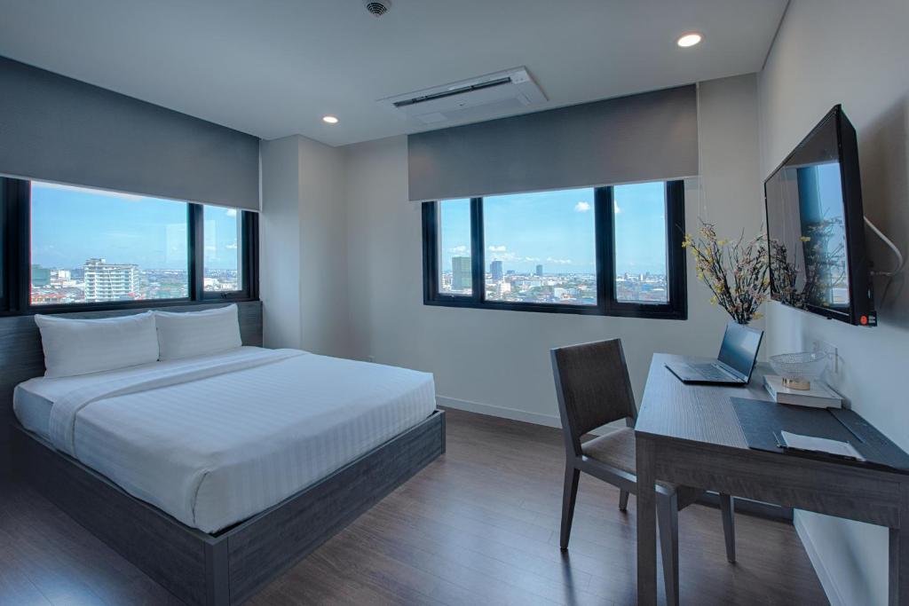 Postel nebo postele na pokoji v ubytování GRANFERTE Phnom Penh Hotel