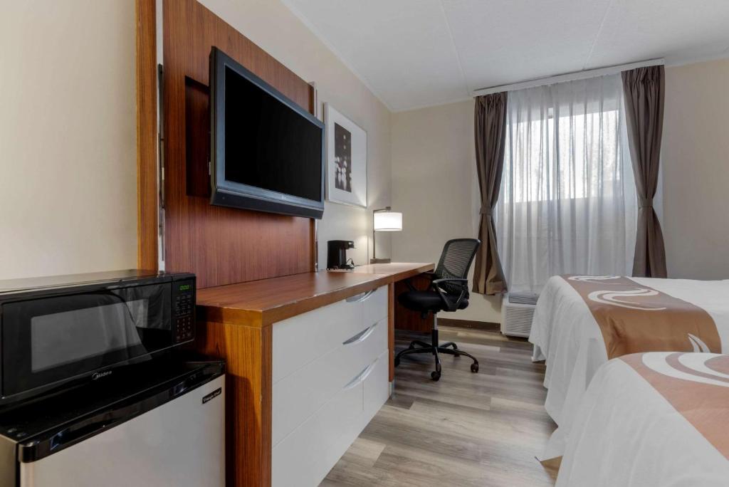 TV a/nebo společenská místnost v ubytování Quality Inn & Suites New Hartford - Utica