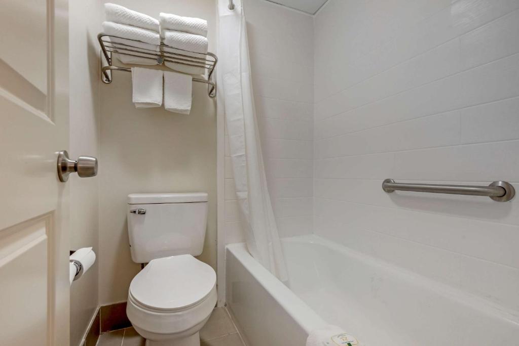 Koupelna v ubytování Quality Inn & Suites New Hartford - Utica