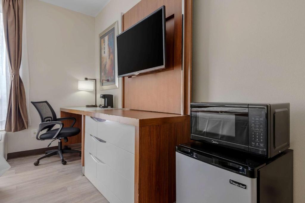 TV a/nebo společenská místnost v ubytování Quality Inn & Suites New Hartford - Utica