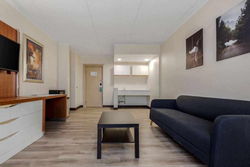 TV a/nebo společenská místnost v ubytování Quality Inn & Suites New Hartford - Utica