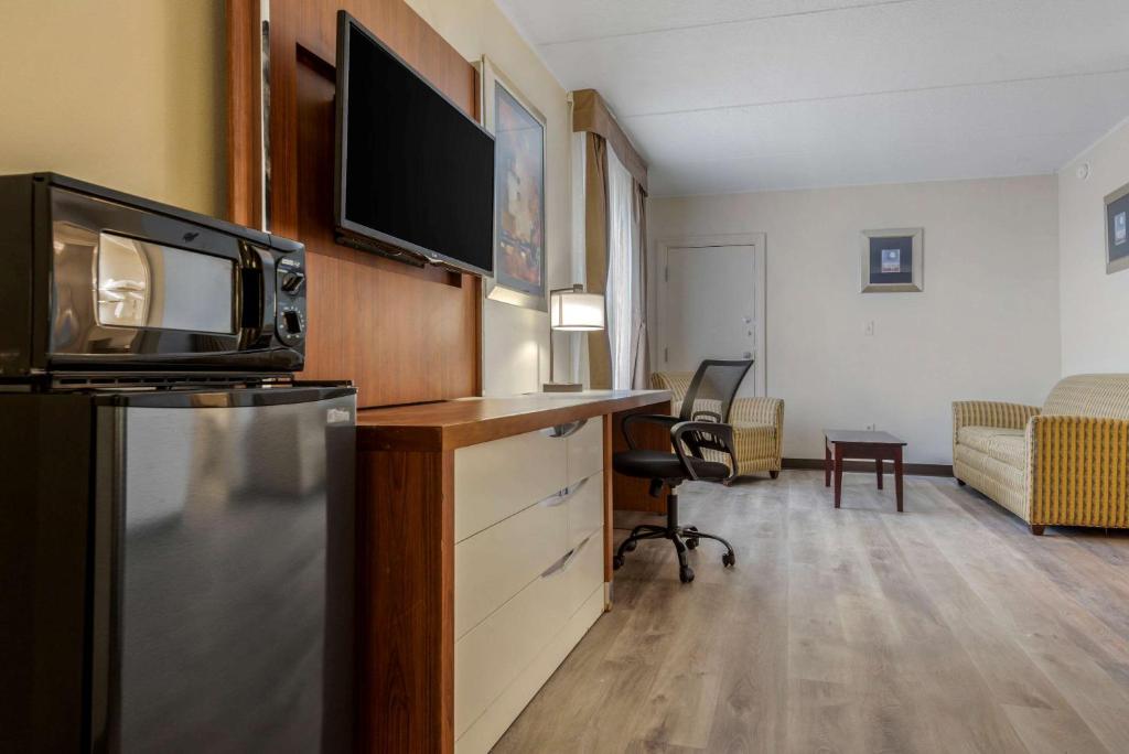Kuchyň nebo kuchyňský kout v ubytování Quality Inn & Suites New Hartford - Utica