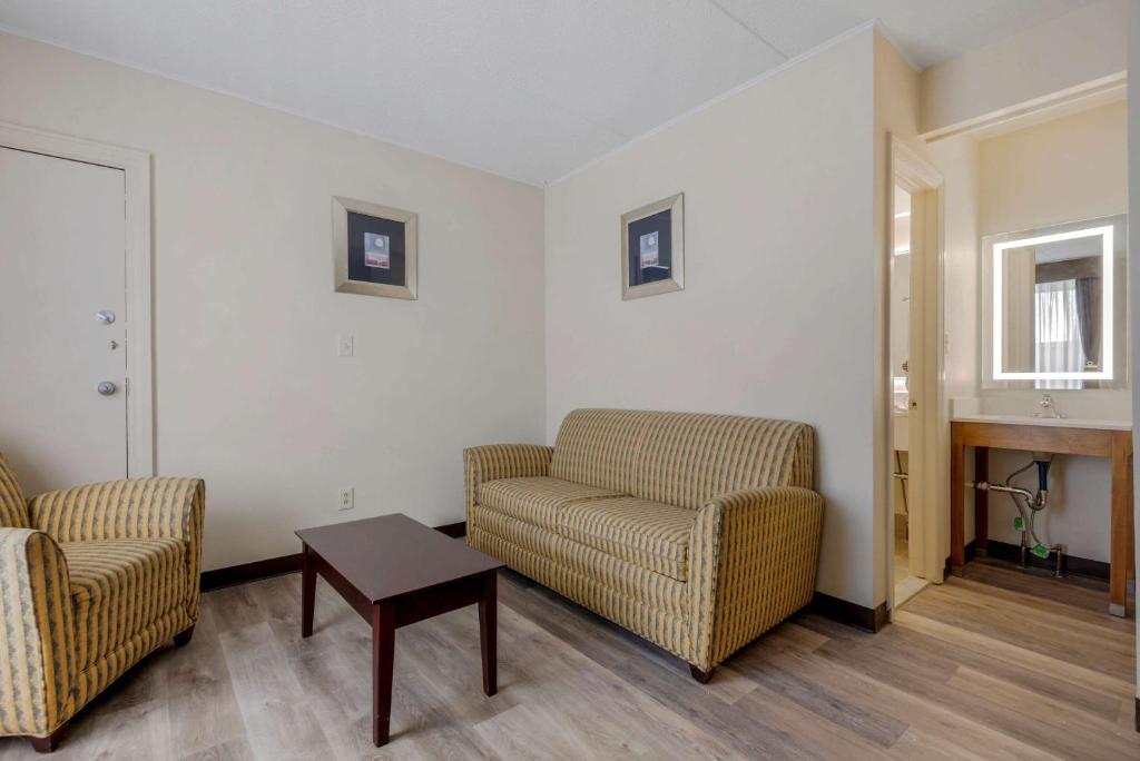 Posezení v ubytování Quality Inn & Suites New Hartford - Utica