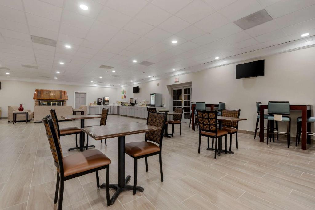 TV a/nebo společenská místnost v ubytování Quality Inn & Suites New Hartford - Utica