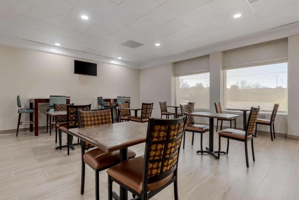 TV a/nebo společenská místnost v ubytování Quality Inn & Suites New Hartford - Utica
