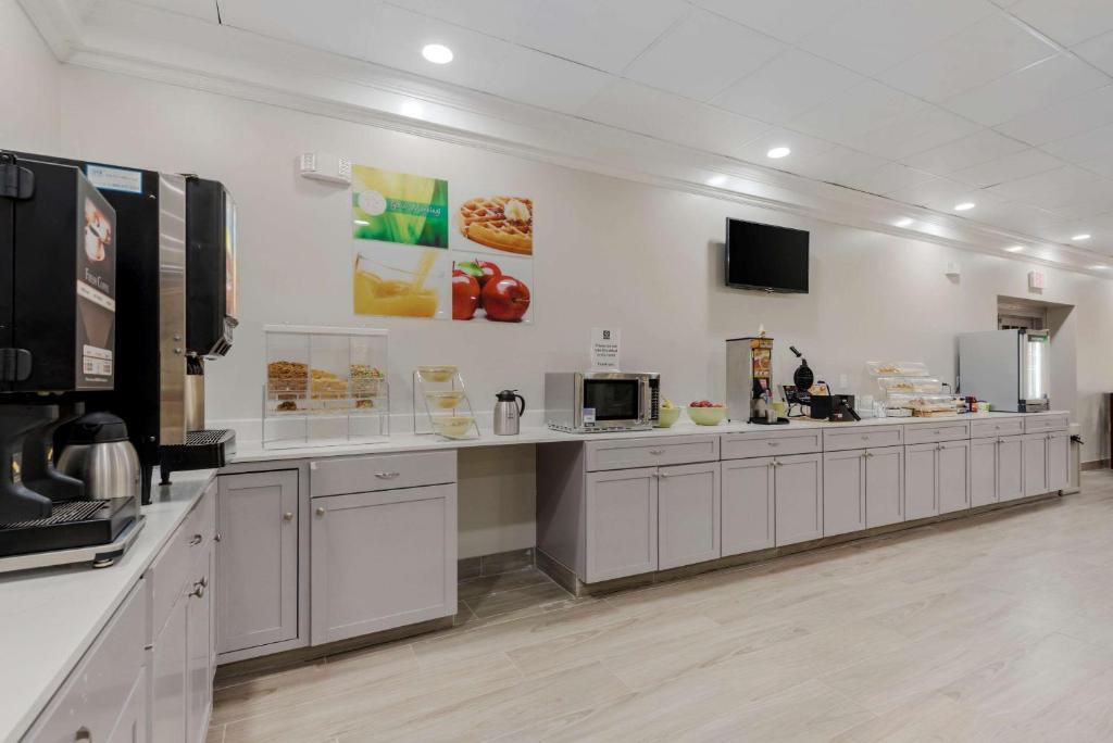 Kuchyň nebo kuchyňský kout v ubytování Quality Inn & Suites New Hartford - Utica