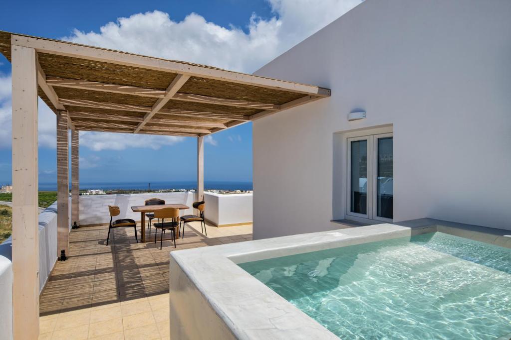 Bazén v ubytování Aelia Luxury Suites nebo v jeho okolí