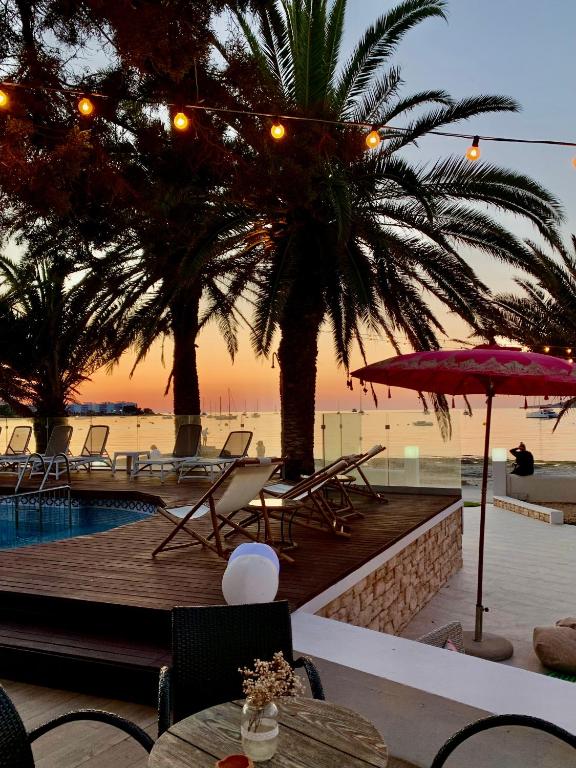 Blick auf ein Resort mit Pool und Palmen in der Unterkunft Hotel Tagomago in Bucht von San Antonio