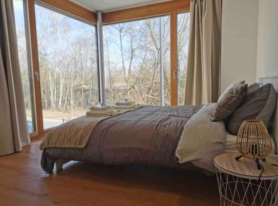 1 dormitorio con cama grande y ventana grande en New 1 bedroom in Kirchberg, Outdoor & Parking, en Luxemburgo