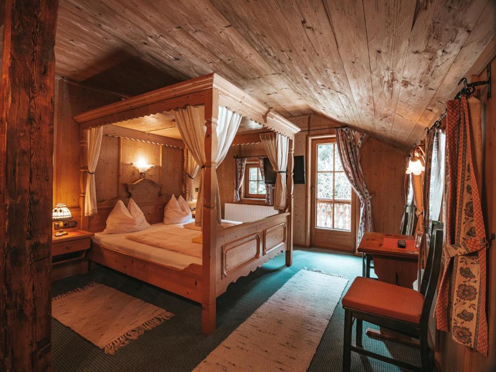 Postel nebo postele na pokoji v ubytování Hotel Mitterhof