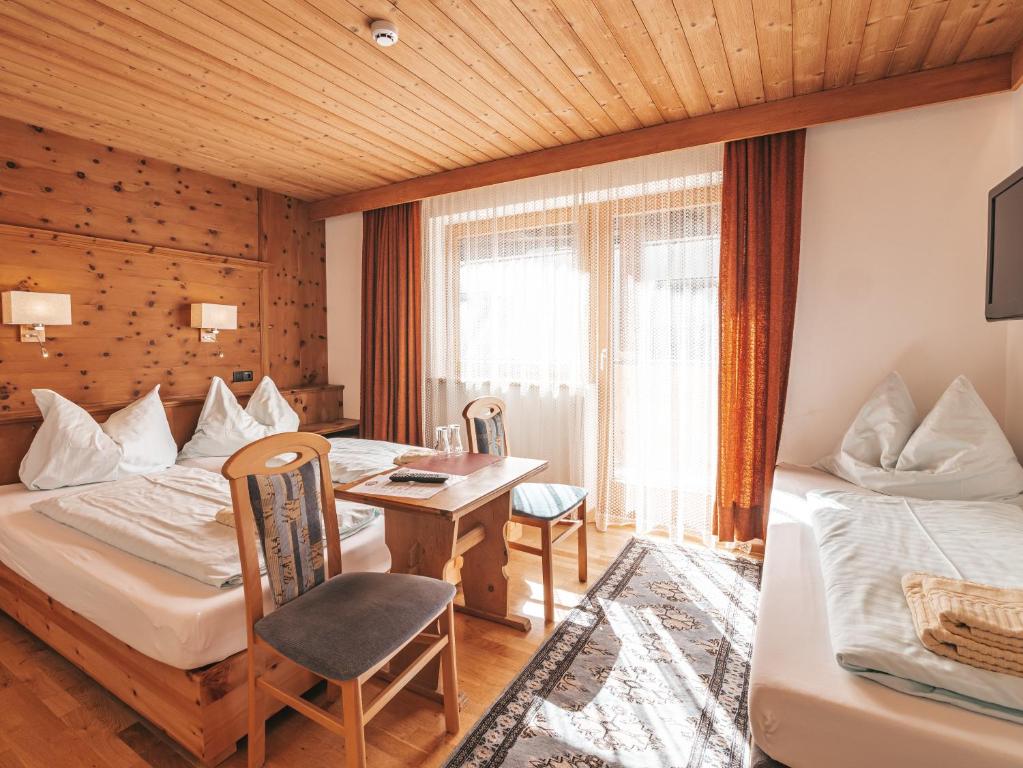 Postel nebo postele na pokoji v ubytování Hotel Mitterhof