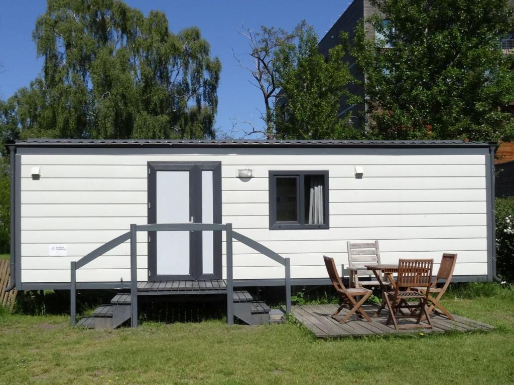 a tiny house with two chairs and a table at Sopot 34 przy plaży in Sopot