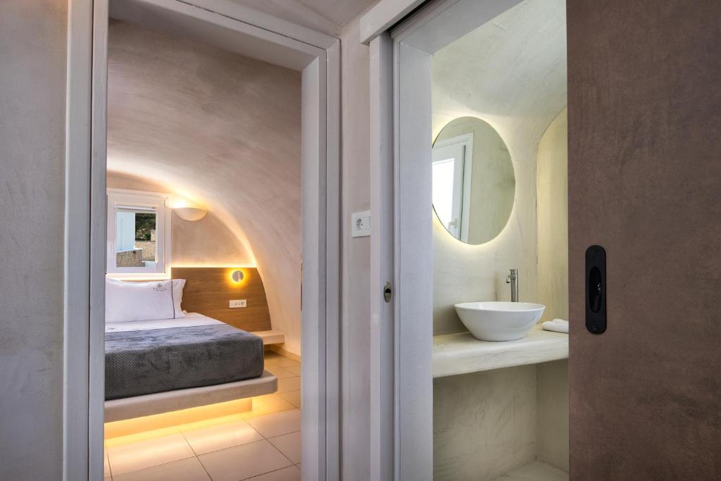 Postel nebo postele na pokoji v ubytování Aelia Luxury Suites