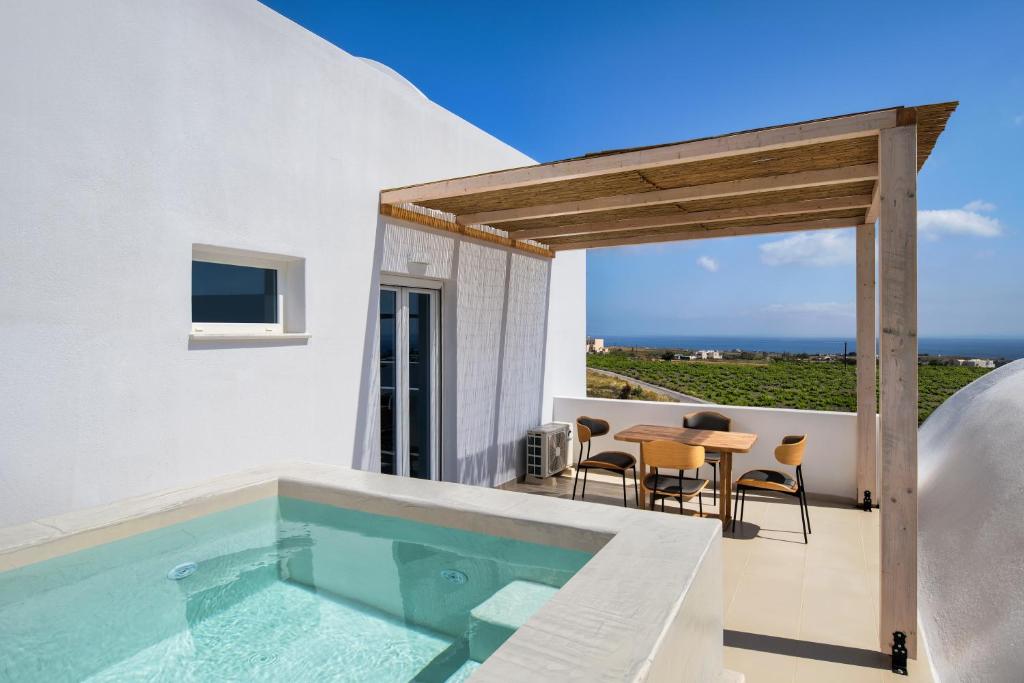 Bazén v ubytování Aelia Luxury Suites nebo v jeho okolí