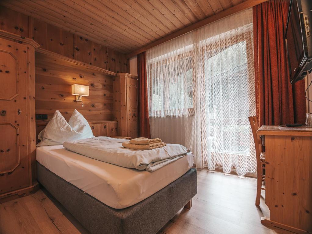 Postel nebo postele na pokoji v ubytování Hotel Mitterhof
